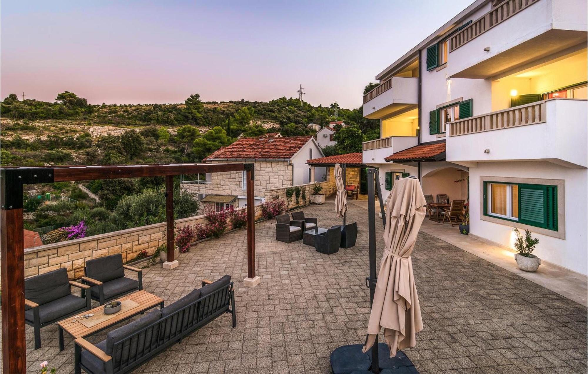 Nice Home In Postira With Outdoor Swimming Pool 외부 사진